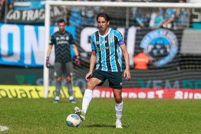 Pedro Geromel jogador do Grêmio durante partida contra o Vitoria no estádio Francisco Stedile pelo campeonato Brasileiro A 2024. Foto: Luiz Erbes/AGIF