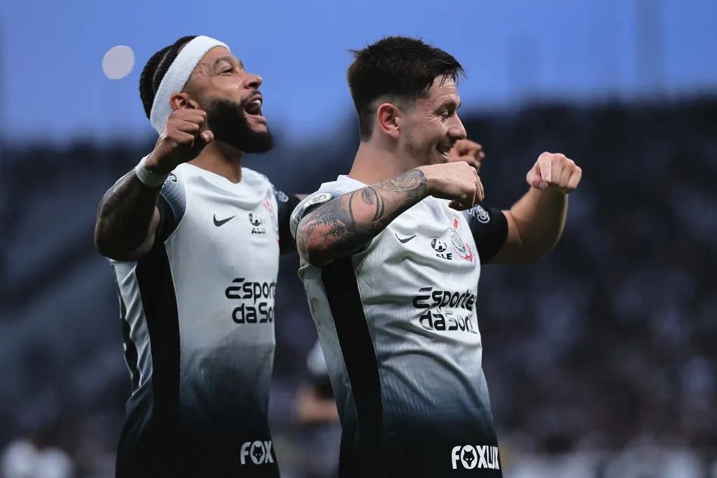 Rodrigo Garro e Memphis Depay, dois atletas importantes para o Corinthians nessa reta final de temporada. Foto: Ettore Chiereguini/AGIF