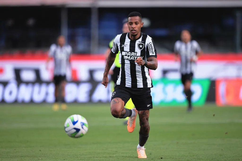 Tche Tche jogador do Botafogo durante partida contra o Sao Paulo no estadio Morumbi pelo campeonato Brasileiro A 2023. Foto: Ettore Chiereguini/AGIF
