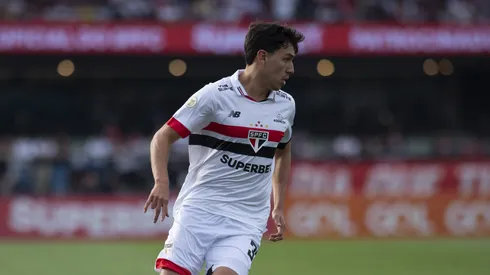 João Moreira, jogador do São Paulo, durante partida contra o Atletico-GO, pelo Brasileirão Betano.