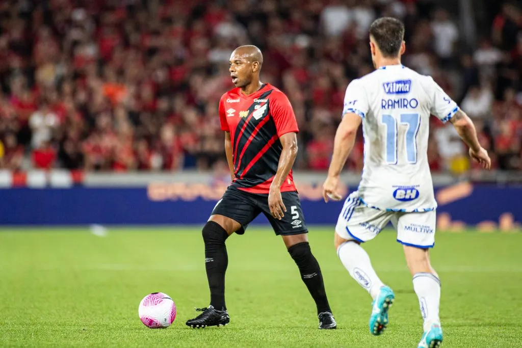 Fernandinho durante partida contra o Cruzeiro no Campeonato Brasileiro A 2024. Foto: Luis Garcia/AGIF