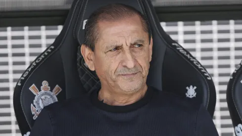 SAO PAULO, BRAZIL – NOVEMBER 20: Ramon Diaz, head coach of Corinthians looks on during a Brasileirao 2024 match at Neo Quimica Arena on November 20, 2024 in Sao Paulo, Brazil. (Photo by Alexandre Schneider/Getty Images)
