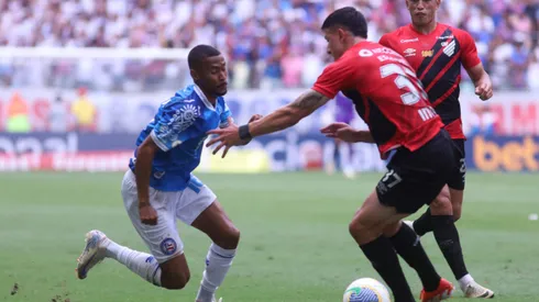 Ademir, jogador do Bahia, disputando bola com Esquivel, do Athletico-PR, pelo Brasileirão Betano.