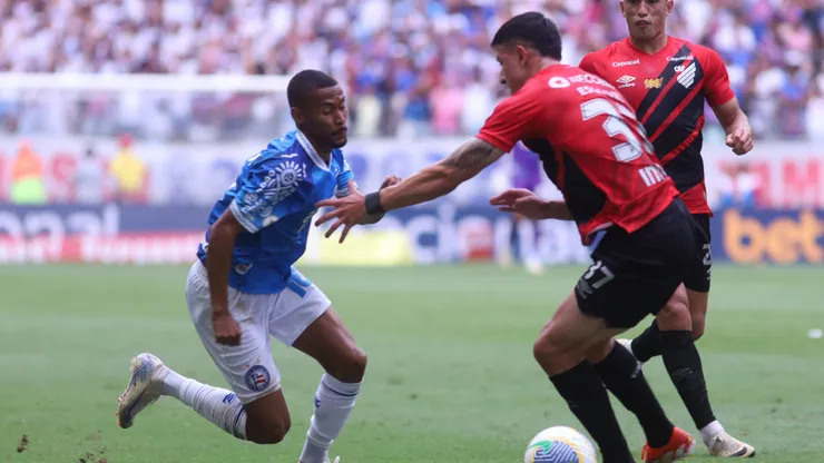 Ademir, jogador do Bahia, disputando bola com Esquivel, do Athletico-PR, pelo Brasileirão Betano.