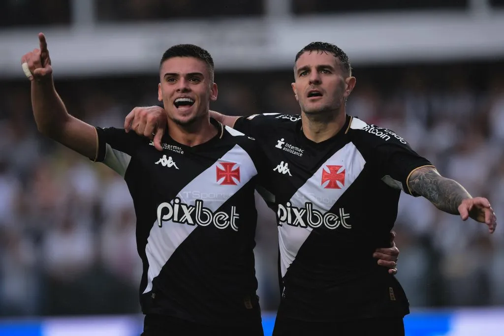 SP – SANTOS – 01/10/2023 – BRASILEIRO A 2023, SANTOS X VASCO – Vegetti jogador do Vasco comemora seu gol com Gabriel Pec jogador da sua equipe durante partida contra o Santos no estadio Vila Belmiro pelo campeonato Brasileiro A 2023. Foto: Ettore Chiereguini/AGIF