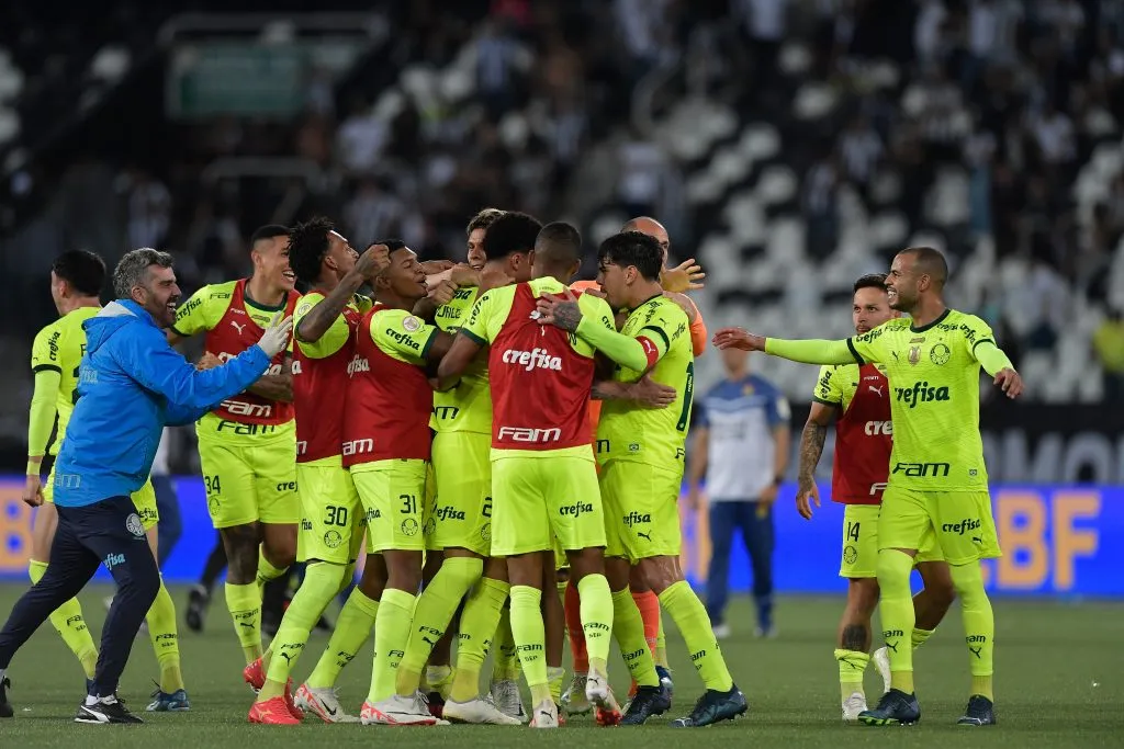 RJ – RIO DE JANEIRO – 01/11/2023 – BRASILEIRO A 2023, BOTAFOGO X PALMEIRAS – Jogadores do Palmeiras comemoram vitoria ao final da partida contra o Botafogo no estadio Engenhao pelo campeonato Brasileiro A 2023. Foto: Thiago Ribeiro/AGIF