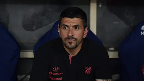 Lucho Gonzalez, técnico do Athletico-PR, durante partida contra o Fluminense (Foto: Thiago Ribeiro/AGIF)