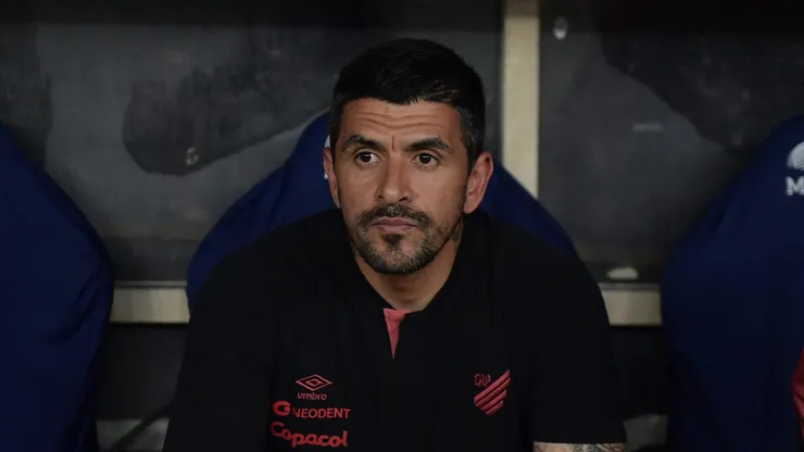 Lucho Gonzalez, técnico do Athletico-PR, durante partida contra o Fluminense (Foto: Thiago Ribeiro/AGIF)