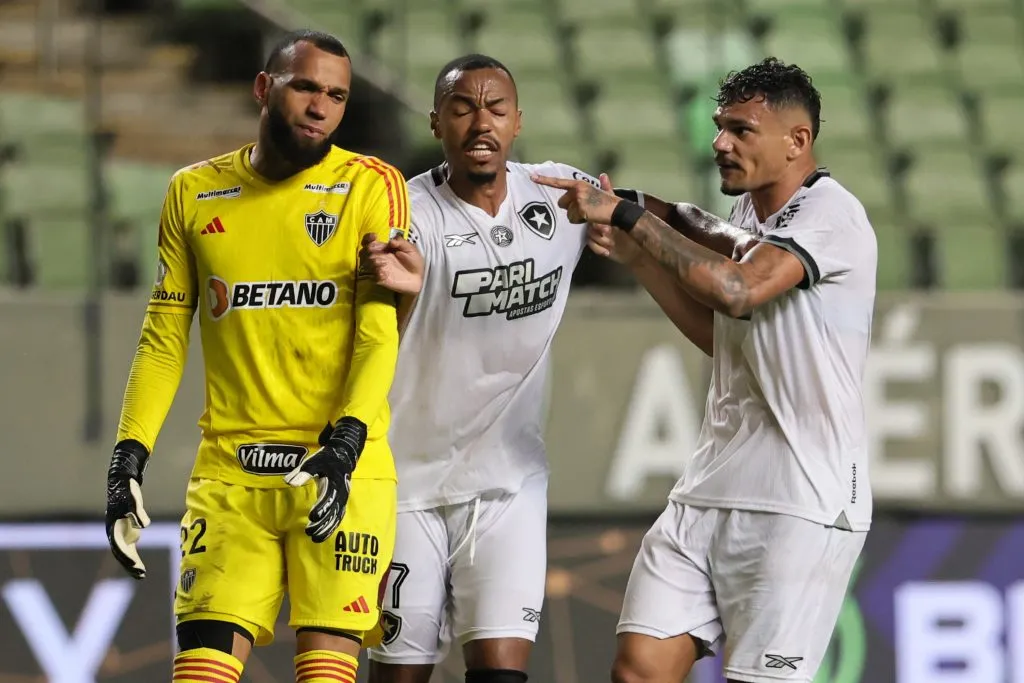Everson, jogador do Atletico-MG, discute com jogador Tiquinho Soares, do Botafogo (Foto: Gilson Lobo/AGIF)