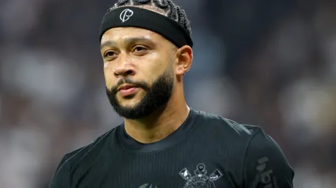 Memphis Depay durante confronto contra o Athletico-PR no Brasileirão 2024.