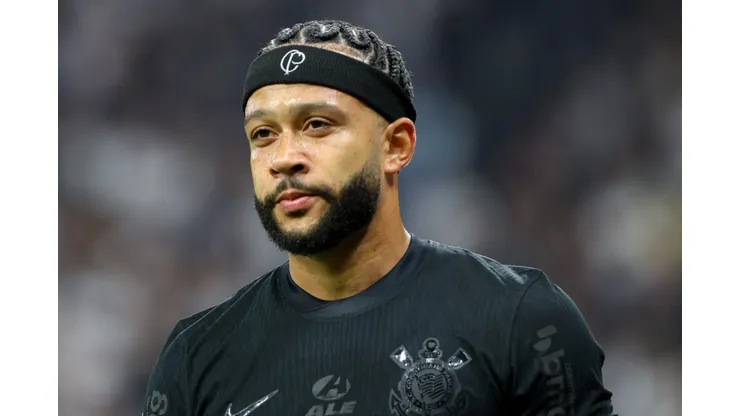 Memphis Depay durante confronto contra o Athletico-PR no Brasileirão 2024.