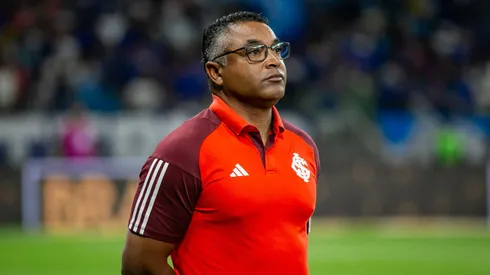 Roger Machado, técnico do Internacional, durante partida contra o Cruzeiro pelo Brasileirão Betano.