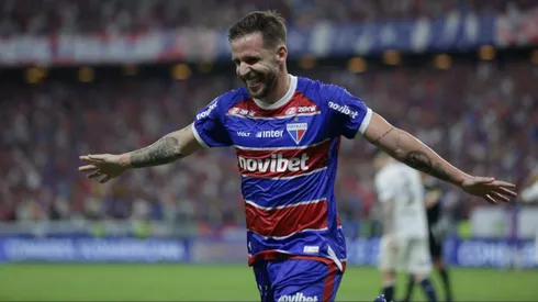 Lucas Sasha durante confronto contra o Rosario Central na Sul-Americana 2024.