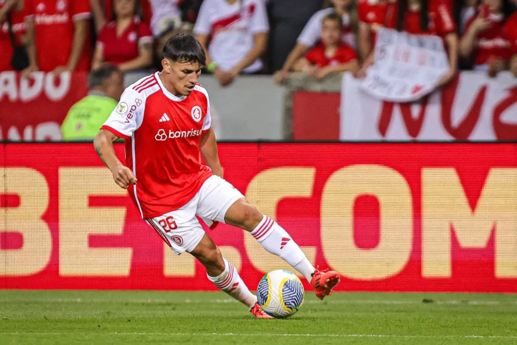 RS – PORTO ALEGRE – 08/11/2024 – BRASILEIRO A 2024, INTERNACIONAL X FLUMINENSE – Alexandro Bernabei jogador do Internacional durante partida contra o Fluminense no estadio Beira-Rio pelo campeonato Brasileiro A 2024. Foto: Maxi Franzoi/AGIF