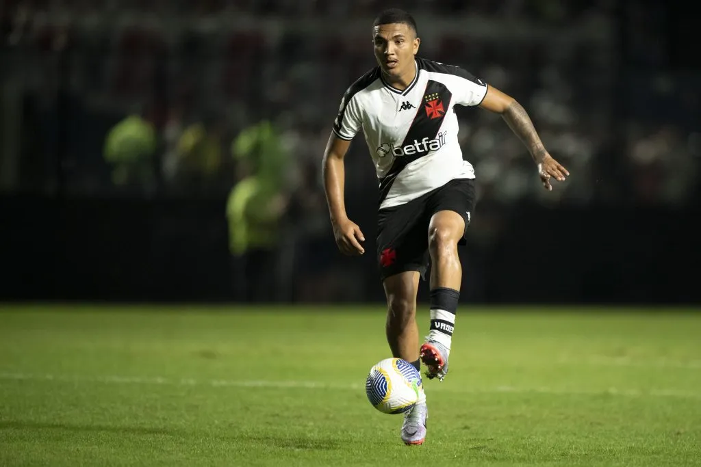 Matheus Carvalho jogando pelo Vasco em 2024 – Foto: Jorge Rodrigues/AGIF