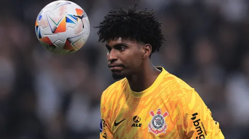 Hugo Souza, goleiro do Corinthians, durante partida contra o Bragantino (Foto: Ettore Chiereguini/AGIF)