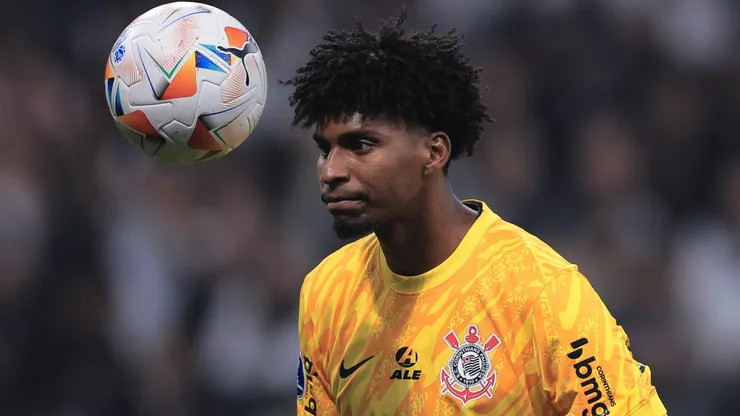 Hugo Souza, goleiro do Corinthians, durante partida contra o Bragantino (Foto: Ettore Chiereguini/AGIF)