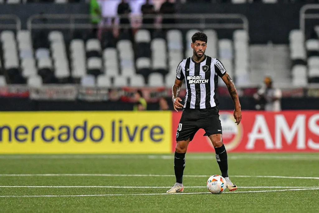Alexander Barboza jogador do Botafogo durante partida contra o Universitario no Nilton Santos pelo campeonato Copa Libertadores 2024. Foto: Thiago Ribeiro/AGIF