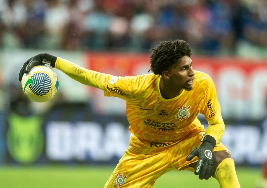 Hugo Souza, jogador do Corinthians, durante partida contra o Bahia (Foto: Jhony Pinho/AGIF)