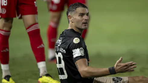 Vegetti, jogador do Vasco, lamenta durante partida contra o Internacional (Foto: Jorge Rodrigues/AGIF)
