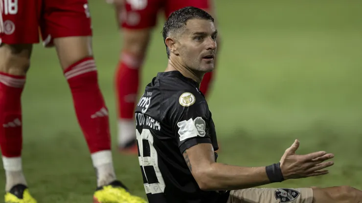 Vegetti, jogador do Vasco, lamenta durante partida contra o Internacional (Foto: Jorge Rodrigues/AGIF)