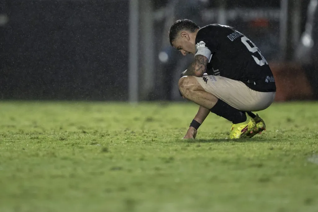 Vegetti, jogador do Vasco, lamenta durante partida contra o Internacional (Foto: Jorge Rodrigues/AGIF)