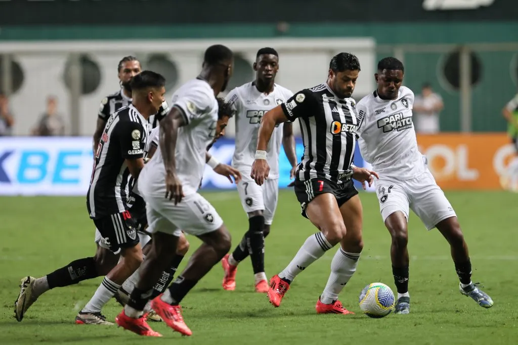 Jogadores de Botafogo e Atlético-MG durante confronto no Campeonato Brasileiro A 2024. Foto: Gilson Lobo/AGIF