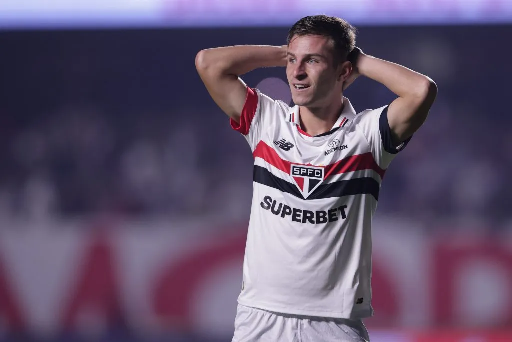 SP – SAO PAULO – 17/07/2024 – BRASILEIRO A 2024, SAO PAULO X GREMIO – Giuliano Galoppo jogador do Sao Paulo lamenta durante partida contra o Gremio no estadio Morumbi pelo campeonato Brasileiro A 2024. Foto: Ettore Chiereguini/AGIF