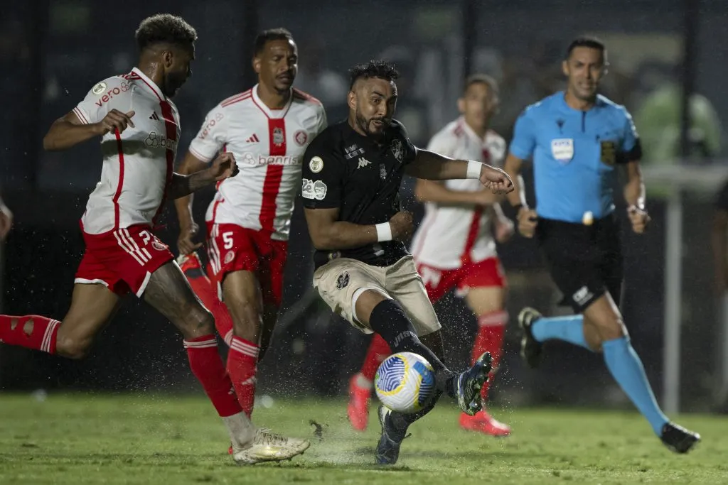 RJ – RIO DE JANEIRO – 21/11/2024 – BRASILEIRO A 2024, VASCO X INTERNACIONAL – Payet jogador do Vasco durante partida contra o Internacional no estádio São Januário pelo campeonato Brasileiro A 2024. Foto: Jorge Rodrigues/AGIF