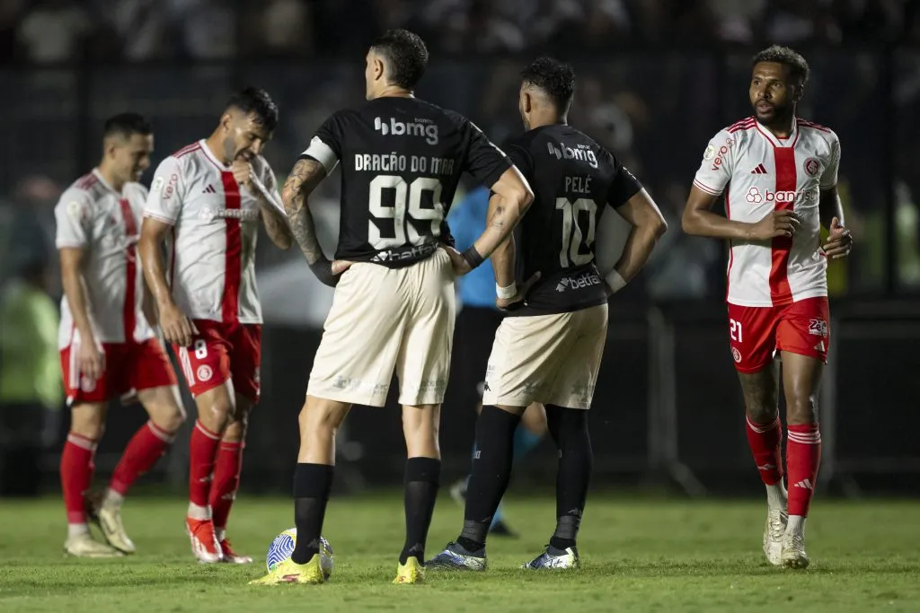RJ – RIO DE JANEIRO – 21/11/2024 – BRASILEIRO A 2024, VASCO X INTERNACIONAL – Wesley jogador do Internacional comemora seu gol durante partida contra o Vasco no estadio Sao Januario pelo campeonato Brasileiro A 2024. Foto: Jorge Rodrigues/AGIF
