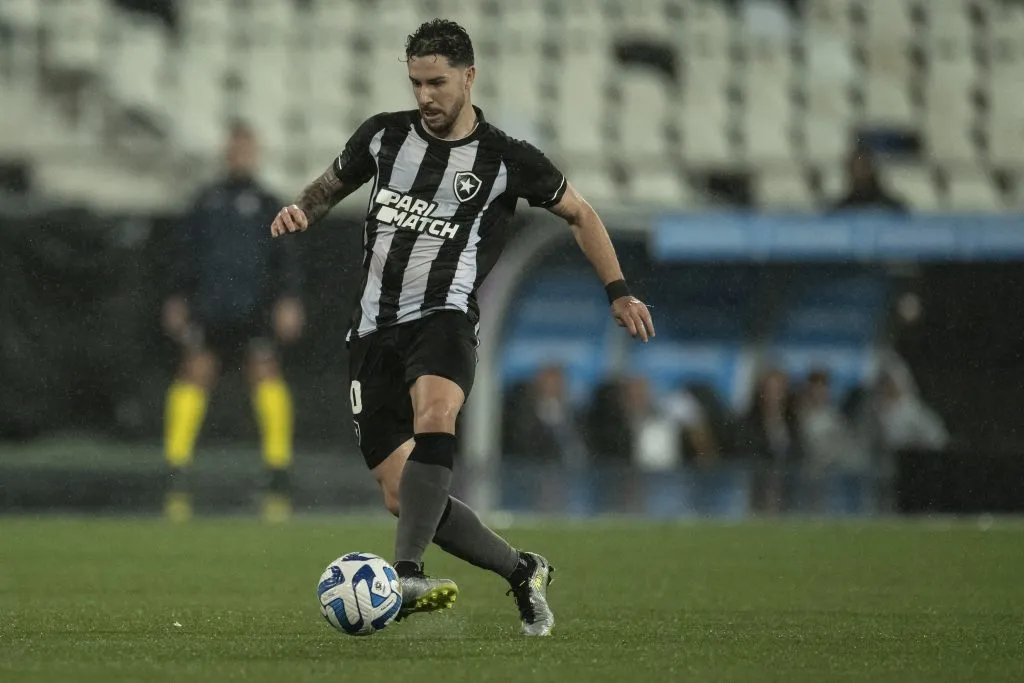Gustavo Sauer atuando no Botafogo em 2023 –  Foto: Jorge Rodrigues/AGIF