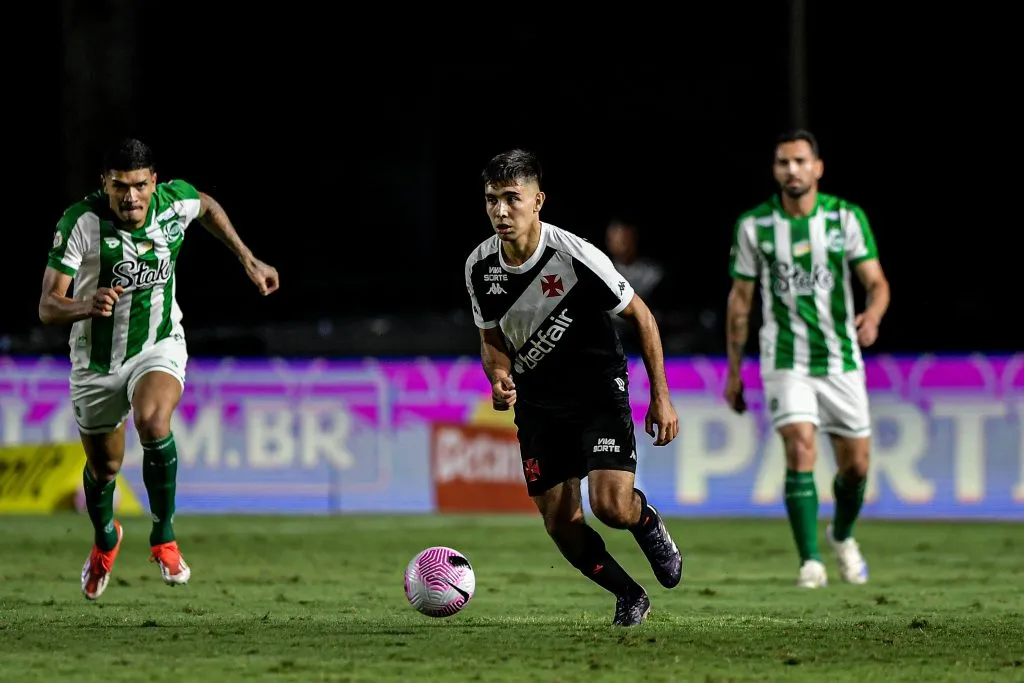 Sforza jogador do Vasco durante partida contra o Juventude  em Sã o Januário pelo campeonato Brasileiro A 2024. Foto: Thiago Ribeiro/AGIF