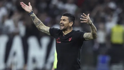 SAO PAULO, BRAZIL – OCTOBER 17: Lucho Gonzalez, head coach of Athletico Paranaense gestures during a match between Corinthians and Athletico Paranaense as part of Brasileirao Series A 2024 at Neo Quimica Arena on October 17, 2024 in Sao Paulo, Brazil. (Photo by Alexandre Schneider/Getty Images)