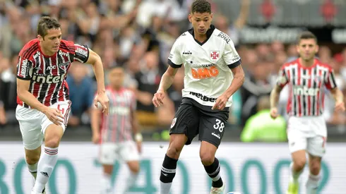Marrony jogador do Vasco disputa lance com Anderson Martins jogador do Sao Paulo durante partida no estadio Sao Januario pelo campeonato Brasileiro A 2019