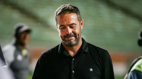Artur Jorge, técnico do Botafogo, durante partida contra o Atlético-MG (Foto: Fernando Moreno/AGIF)