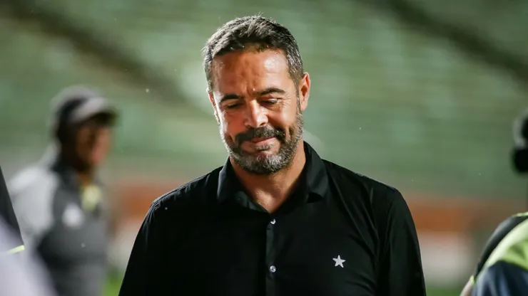 Artur Jorge, técnico do Botafogo, durante partida contra o Atlético-MG (Foto: Fernando Moreno/AGIF)