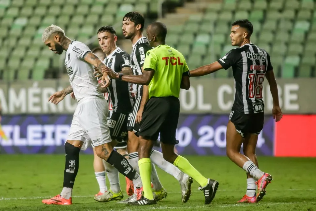 Barboza, jogador do Botafogo, durante partida contra o Atletico-MG (Foto: Fernando Moreno/AGIF)