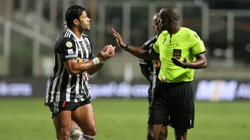 Hulk, jogador do Atletico-MG, reclama com a arbitragem durante partida contra o Botafogo (Foto: Gilson Lobo/AGIF)