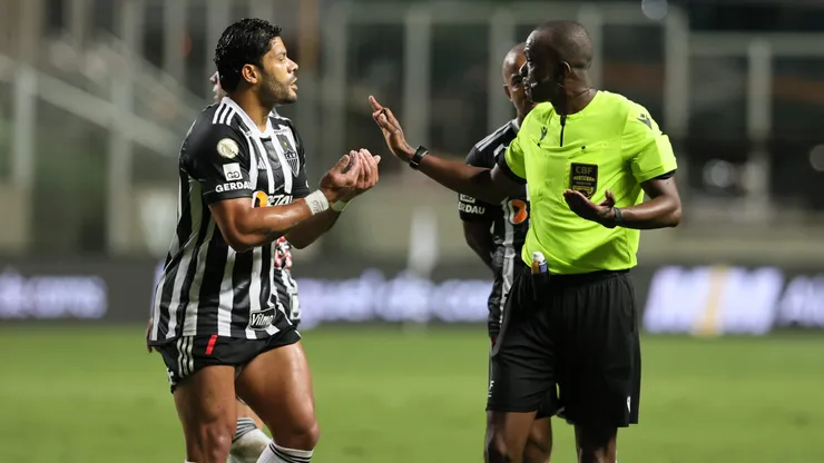 Hulk, jogador do Atletico-MG, reclama com a arbitragem durante partida contra o Botafogo (Foto: Gilson Lobo/AGIF)