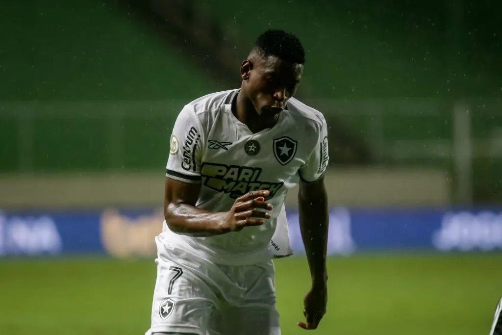 Luiz Henrique, jogador do Botafogo, durante partida contra o Atletico-MG (Foto: Fernando Moreno/AGIF)