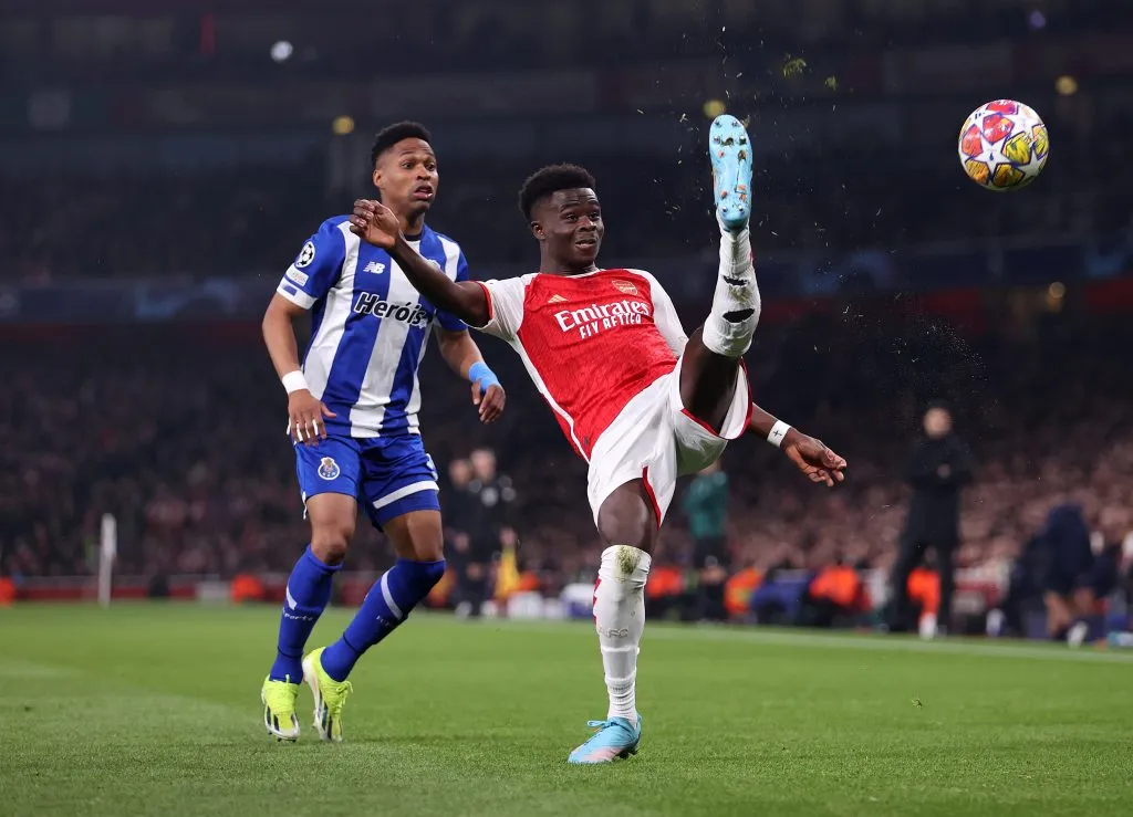 Bukayo Saka, do Arsenal, tenta controlar a bola sob pressão de Wendell, do FC Porto, durante o jogo da segunda mão dos oitavos-de-final da UEFA Champions League 2023/24 entre Arsenal FC e FC Porto, no Emirates Stadium, a 12 de março de 2024, em Londres, Inglaterra. (Foto de Julian Finney/Getty Images)