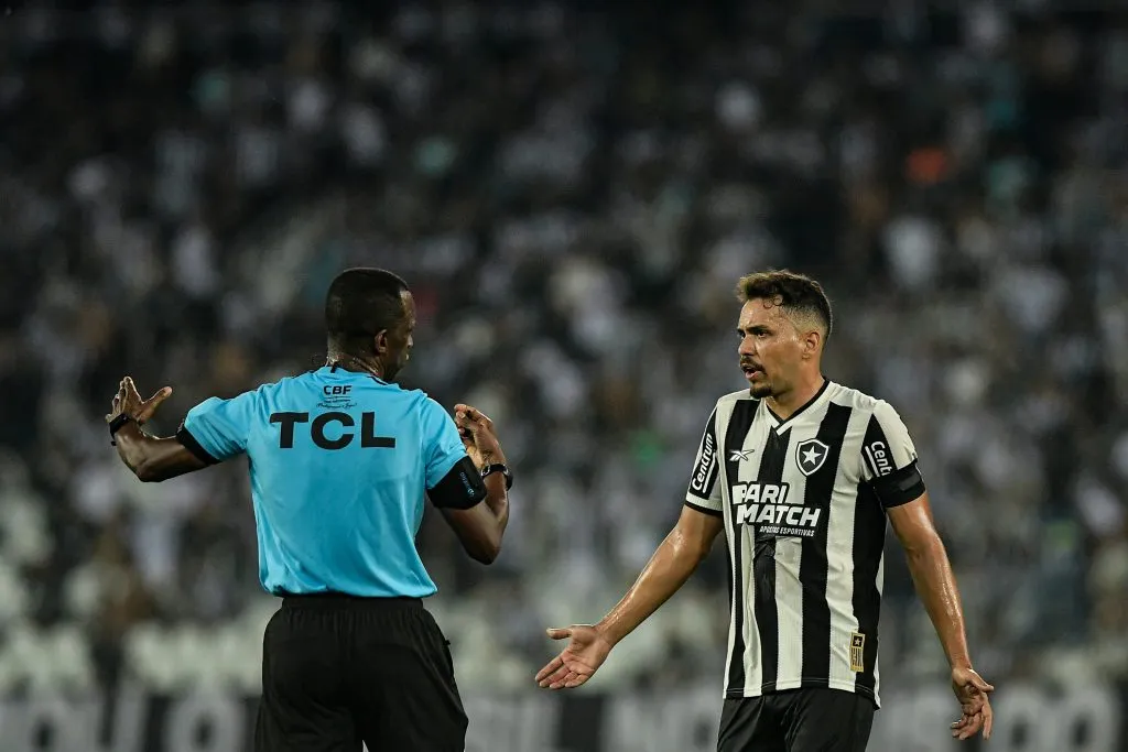 RJ – RIO DE JANEIRO – 02/05/2024 – COPA DO BRASIL 2024, BOTAFOGO X VITORIA – Eduardo jogador do Botafogo reclama com a arbitragem durante partida contra o Vitoria no estadio Engenhao pelo campeonato Copa Do Brasil 2024. Foto: Thiago Ribeiro/AGIF