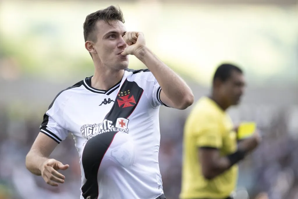 Lucas Piton jogador do Vasco comemora seu gol durante partida contra o Botafogo no estadio Engenhao pelo campeonato Carioca 2024. Foto: Jorge Rodrigues/AGIF