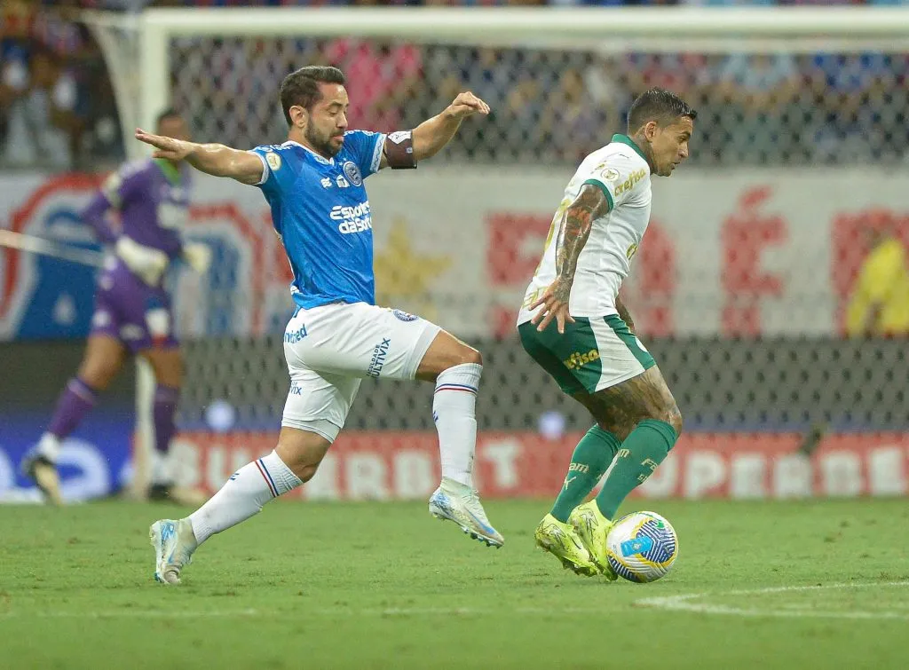 Éverton Ribeiro e Dudu, durante partida entre Bahia x Palmeiras, pelo Brasileirão Betano. Foto: Jhony Pinho/AGIF