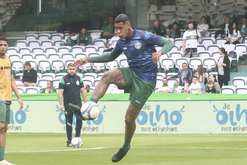Alef Manga jogador do Coritiba durante aquecimento antes da partida contra o Amazonas no estadio Couto Pereira pelo campeonato Brasileiro B 2024. Foto: Gabriel Machado/AGIF
