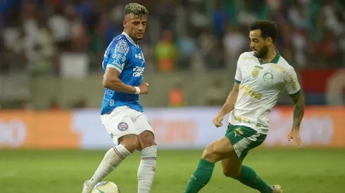 Luciano Rodríguez, jogador do Bahia, disputa lance com Felipe Anderson, jogador do Palmeiras, durante partida do Brasileirão Betano.