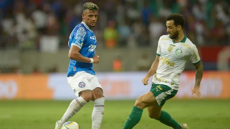 Luciano Rodríguez, jogador do Bahia, disputa lance com Felipe Anderson, jogador do Palmeiras, durante partida do Brasileirão Betano.