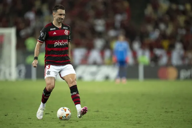 Léo Ortiz, jogador do Flamengo, durante partida contra o Palestino (Foto: Jorge Rodrigues/AGIF)