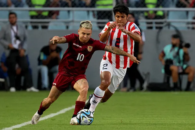 Soteldo atuando em Venezuela x Paraguai – (Photo by Edilzon Gamez/Getty Images)