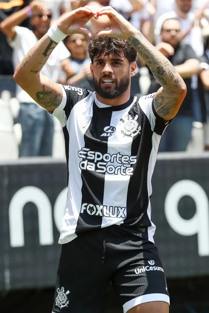 Yuri Alberto, jogador do Corinthians, comemora seu gol durante partida contra o Cruzeiro (Foto: Marco Miatelo/AGIF)